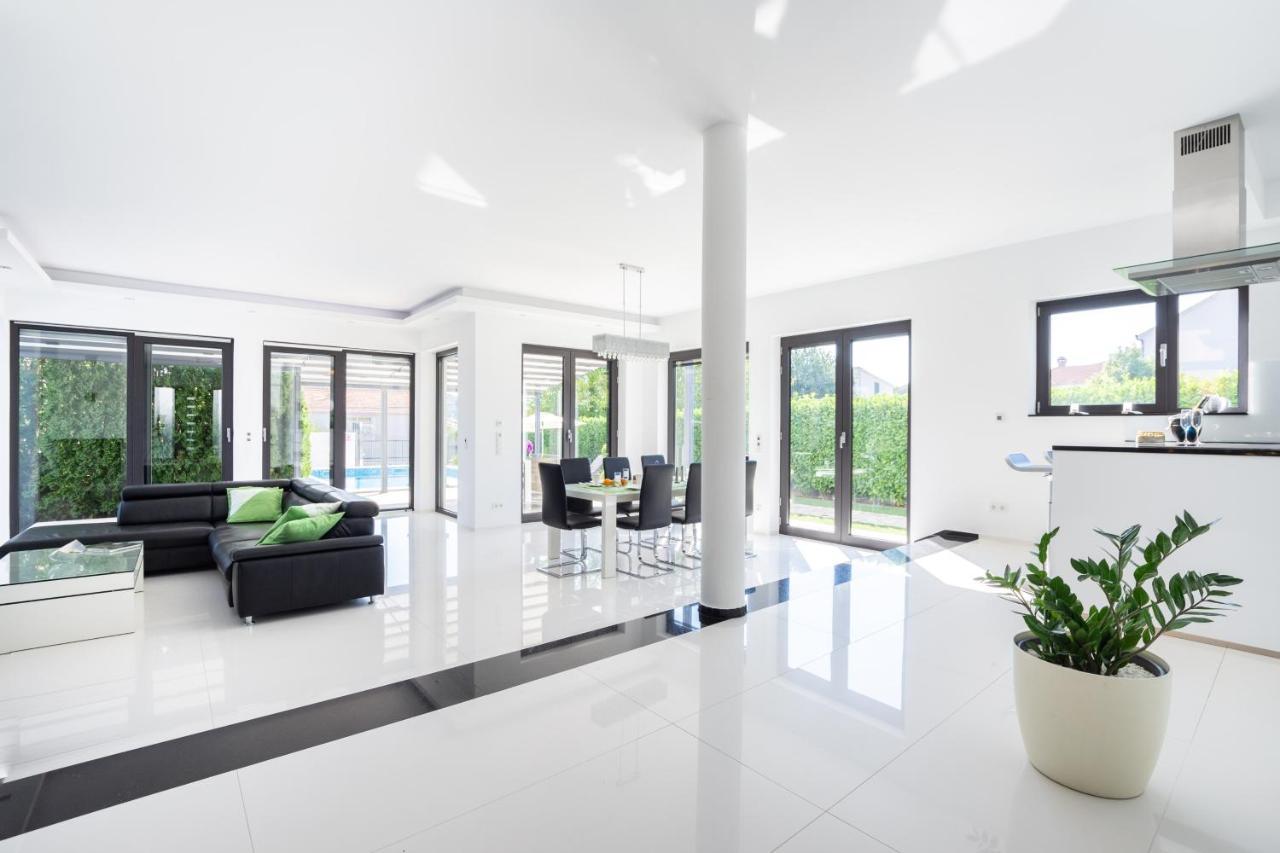 Luxury City Villa โตรกีร์ ภายนอก รูปภาพ