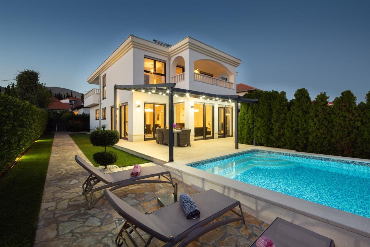 Luxury City Villa โตรกีร์ ภายนอก รูปภาพ