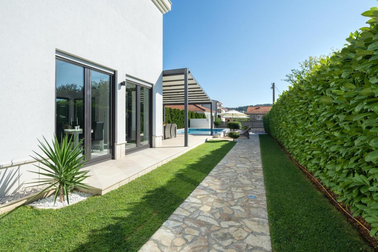 Luxury City Villa โตรกีร์ ภายนอก รูปภาพ